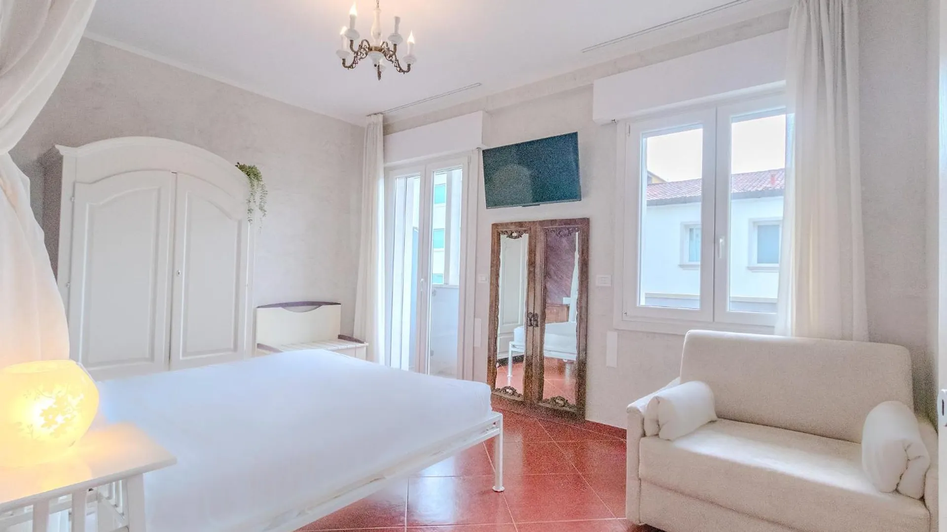 Suites Train Station Mestre Apartment