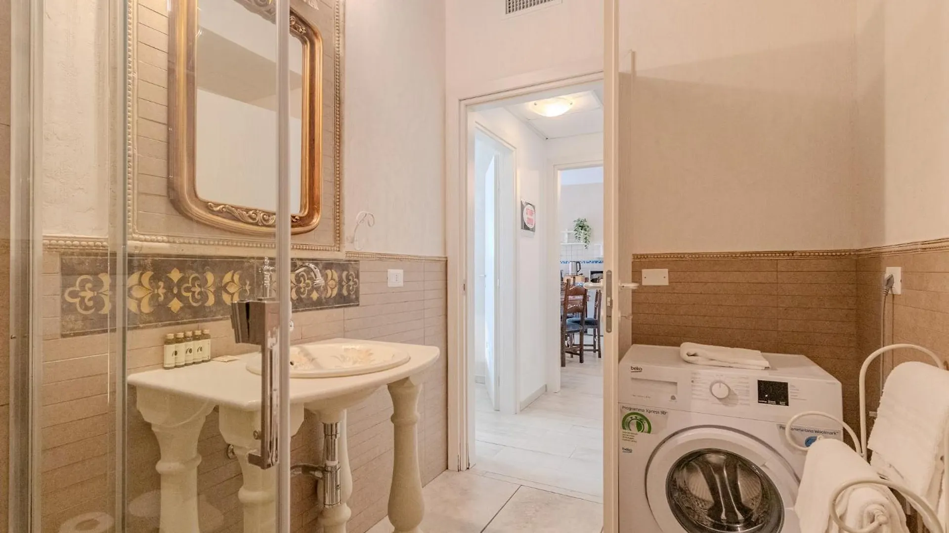 Suites Train Station Mestre Apartment